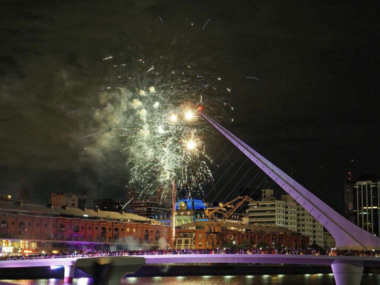 Los porteños podrán celebrar la llegada del Año Nuevo en el Puente de la Mujer Foto: Shutterstock