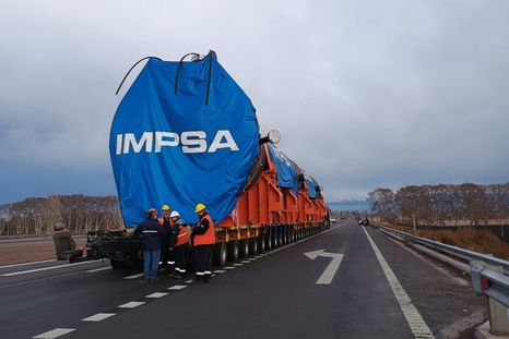 El reactor de IMPSA camino a la refinería. El reactor de IMPSA camino a la refinería.