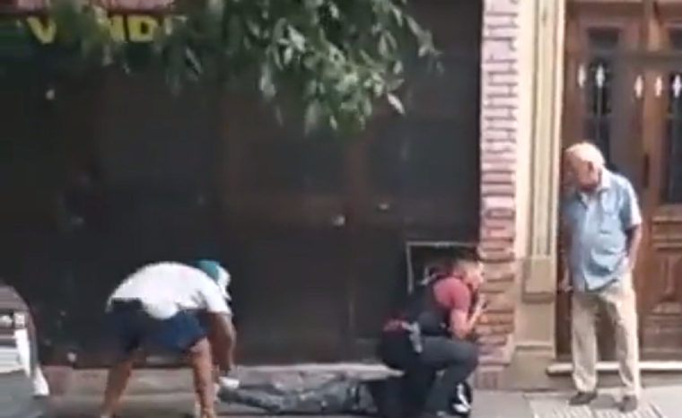El momento del robo de las zapatillas Foto: Captura de video