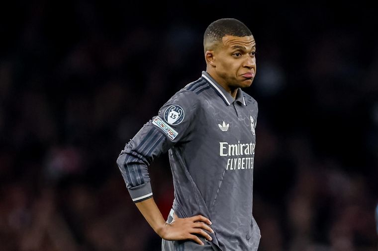 La cara de Kylian Mbappé lo dice todo. El delantero del Real Madrid no le encuentra explicación a la lacerante derrota frente al Arsenal. Foto: EFE