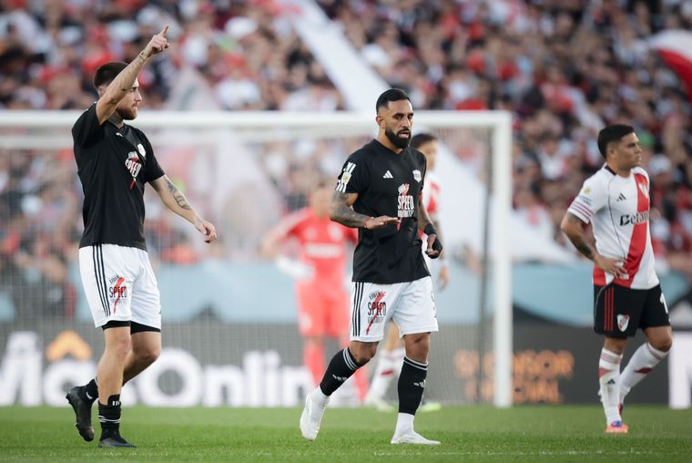 En su primera visita oficial al Monumental, Deportivo Riestra derrotó a River 2-1 y lo llenó de problemas.