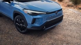 Los cambios incluyen el nuevo diseño frontal, con una parrilla del mismo color en el modelo híbrido y un aspecto más deportivo en el modelo naftero.