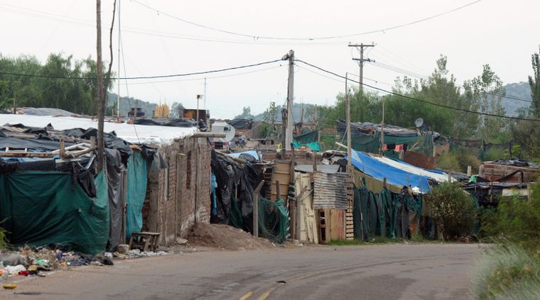 América Latina es una de las regiones más desiguales del planeta, sólo superada por el África Subsahariana, con la que comparte el deterioro de las condiciones habitacionales, sanitarias y educativas que impactan en la pobreza y la desigualdad.