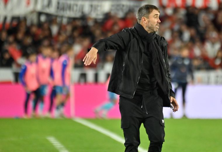 Chacho Coudet muy crítico tras el partido, asumió la responsabilidad por el bajo nivel del equipo y hasta pidió aliento y disculpas a los hinchas en pleno encuentro.