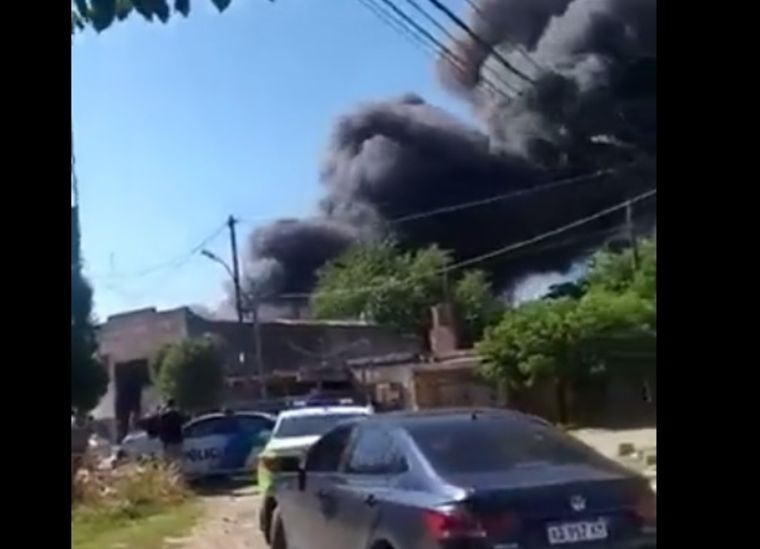 El incendio afectó tres propiedades aledañas