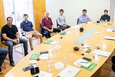 El gobernador de Buenos Aires, Axel Kicillof, junto con intendentes peronistas del conurbano bonaerense (foto publicada en infobae.com).. Foto: Infobae