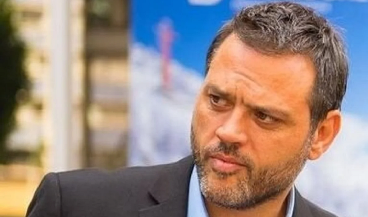 El funcionario que pelea por su vida. Foto: @Gastonburlon