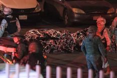 Agentes de la Guardia Nacional de México participan, junto a los bomberos y paramédicos, en las labores de rescate y atención de los afectados por el incendio en el centro para migrantes. Foto: LUIS TORRES/EPA-EFE