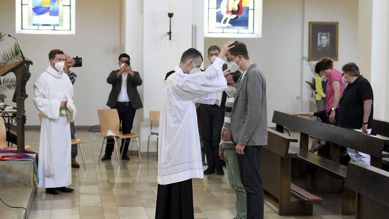 Un sacerdote bendiciendo a una pareja gay en Alemania, 9 de mayo de 2021. Foto: Ap.