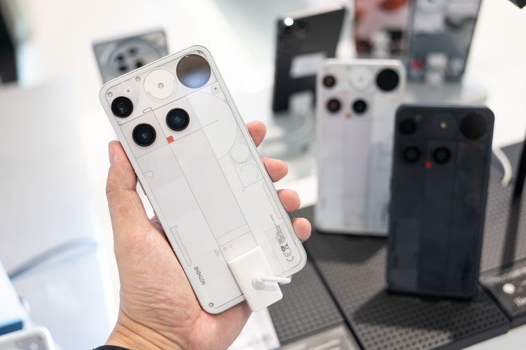 La interfaz Glyph del Nothing Phone (3) utiliza tiras de luces LED para dar avisos visuales sin necesidad de encender la pantalla cada vez que llega un mensaje. La interfaz Glyph del Nothing Phone (3) utiliza tiras de luces LED para dar avisos visuales sin necesidad de encender la pantalla cada vez que llega un mensaje.