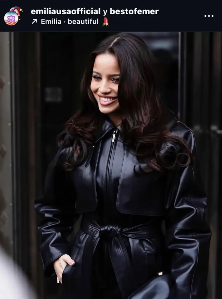 Desde la primera fila, la cantante apostó por un tapado negro estructurado. Desde la primera fila, la cantante apostó por un tapado negro estructurado.