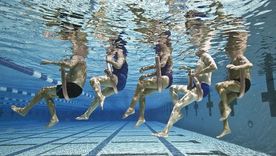 Los adultos ingieren 21 mililitros de agua por hora cuando están en una piscina, mientras que los niños ingieren 49 mililitros por hora, según un estudio. Los adultos ingieren 21 mililitros de agua por hora cuando están en una piscina, mientras que los niños ingieren 49 mililitros por hora, según un estudio.