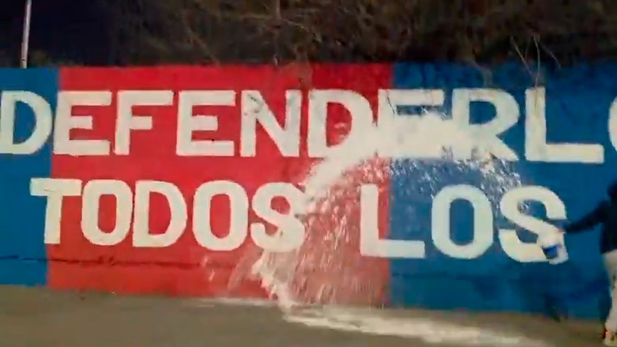 En la previa del clásico, hinchas de Huracán vandalizaron con pintura un mural de San Lorenzo