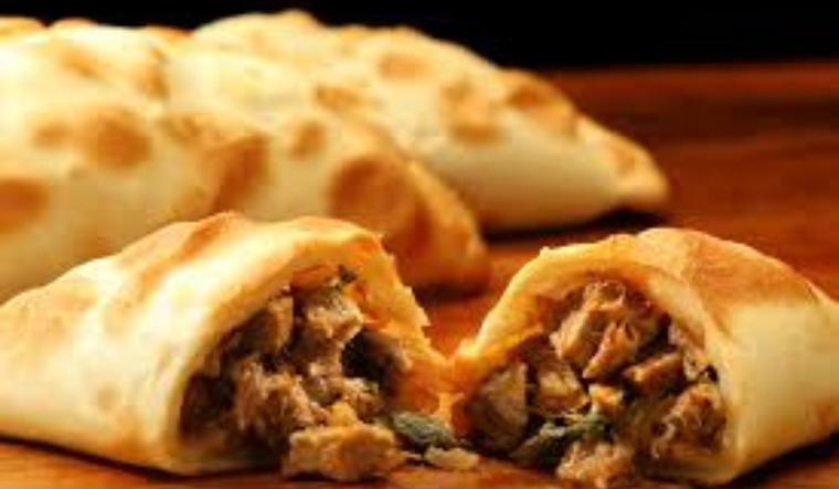 Para muchos, las empanadas de carne cortadas a cuchillo son tradicionales, sabrosas y parte de los sabores especiales de los argentinos. Para muchos, las empanadas de carne cortadas a cuchillo son tradicionales, sabrosas y parte de los sabores especiales de los argentinos.
