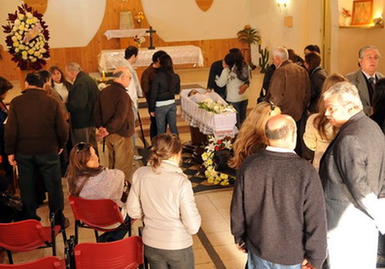 La capilla del Lencinas fue finalmente el lugar del velatorio. Foto: Nacho Gaffuri / MDZ