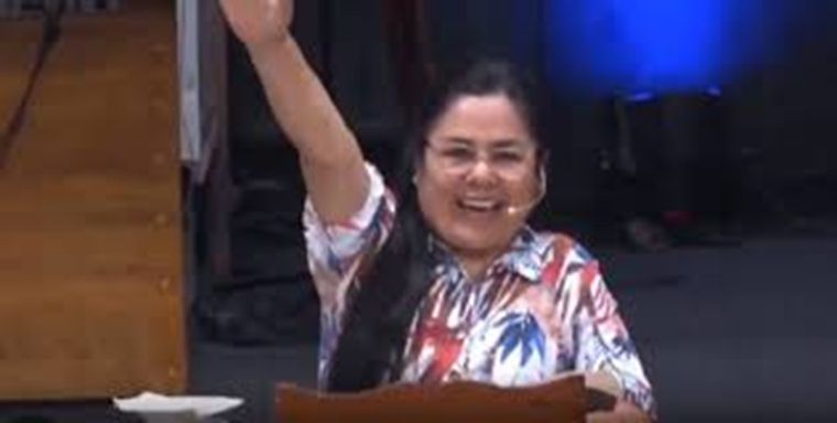 La pastora Nélida Rojas celebra el sismo en Perú.