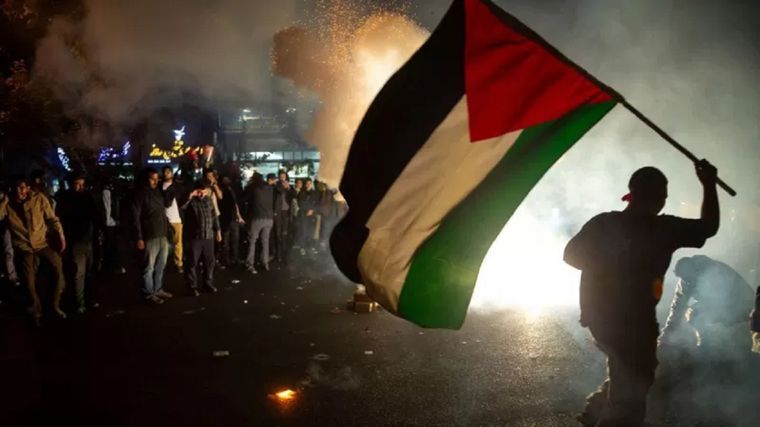 Cientos de iraníes se manifestaron en la Plaza Palestina de Teherán para mostrar su apoyo a Hamás y la resistencia palestina el pasado sábado. Foto: GETTY IMAGES