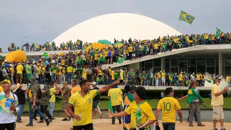 Ataviados con los colores amarillo y verde de Brasil, los seguidores de Bolsonaro irrumpieron en las instituciones. Foto: Getty Images