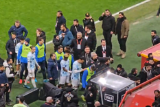 El momento en el que los futbolistas de Adana Demirspor se retiran del campo de juego. Iban poco más de 30 del primer tiempo. Foto: Captura de TV @journoturk