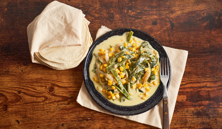 Aunque hoy la receta se prepara con crema y queso, en sus inicios era un guiso muy sencillo hecho solo con chiles asados, cebolla y un toque de sal, mostrando c&oacute;mo la cocina mexicana evoluciona con el tiempo.