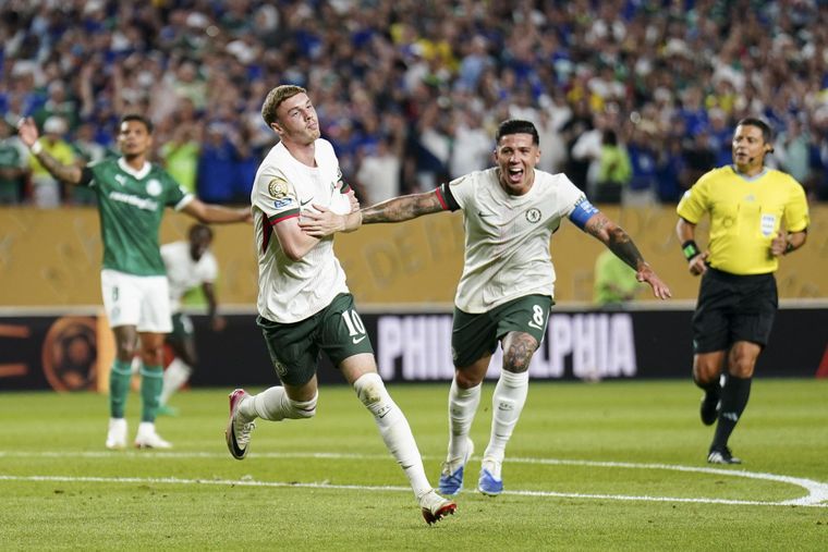Enzo Fernández y Cole Palmer, dos de las figuras que busca imponer su jerarquía europea en el Mundial de Clubes.