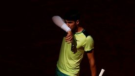 En España temen que Carlos Alcaraz pueda estar un tiempo largo sin jugar.