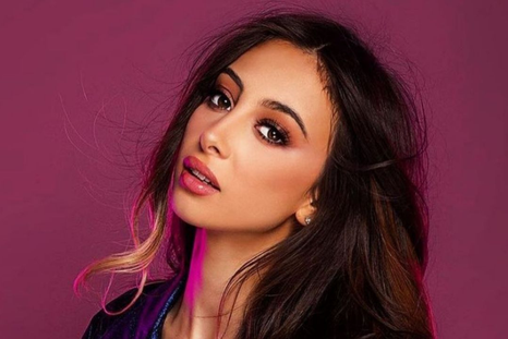 Marla Solís deslumbró luciendo una coqueta minifalda tableada.