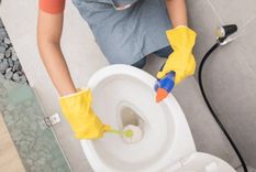 Los trucos sencillos de limpieza pueden solucionar un problema común en tu baño. Foto: Shutterstock