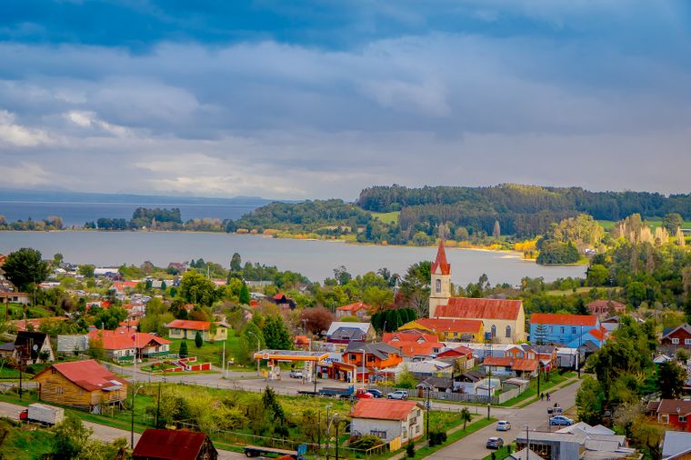 Este pueblo del sur chileno mantiene una identidad marcada por el lago y la arquitectura tradicional.