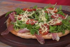 Esta pizza de rúcula y jamón crudo se ganará el corazón de todos en tu mesa ¡te lo podemos asegurar! Esta pizza de rúcula y jamón crudo se ganará el corazón de todos en tu mesa ¡te lo podemos asegurar!