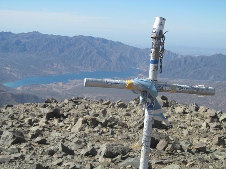 El sendero La Cadenita regala hermosas vistas al dique Potrerillos Foto: Wikiloc adrito.com