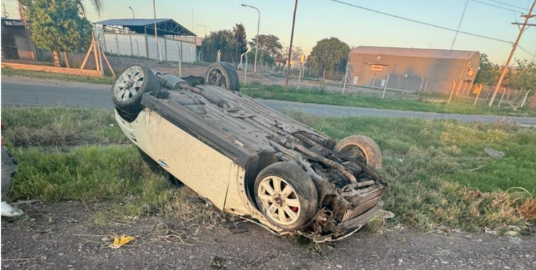 El Mini Cooper totalmente volcado en Guaymallén.