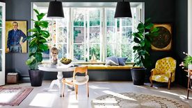 Elegir un esquema de colores sencillos ayuda a que el living parezca más grande. Foto: Future / Lisa Cohen