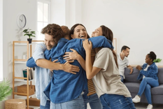 Un estudio reveló que contar con al menos dos amigos de confianza es vital para una vida feliz ante las adversidades del mundo actual. Foto: Shutterstock
