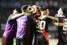 Mastantuono celebra con sus compañeros su primer gol en Primera, que lo convierten en el jugador más joven de la historia de River en marcar, con 16 años, 5 meses y 24 días Foto: Télam Mastantuono celebra con sus compañeros su primer gol en Primera, que lo convierten en el jugador más joven de la historia de River en marcar, con 16 años, 5 meses y 24 días Foto: Télam
