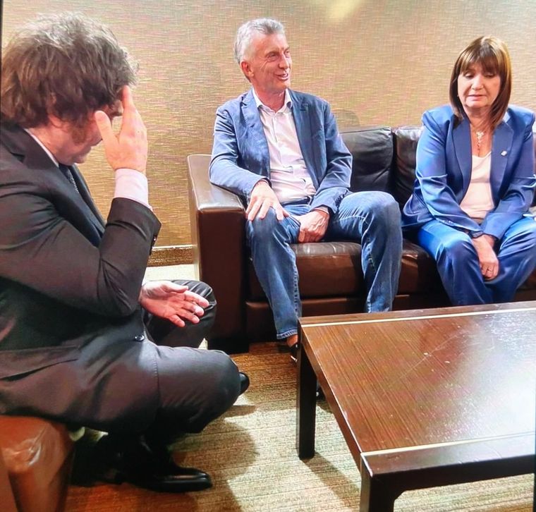 Mauricio Macri y Patricia Bullrich junto a Javier Milei tras la victoria en el balotaje Foto: Noticias Argentinas