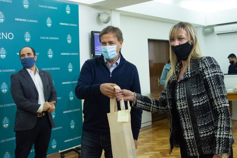 Suarez entregó ayer dispositivos móviles adquiridos gracias a las donaciones de los funcionarios.