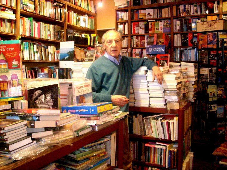 Carlos Crozza, hace un par de años en su segundo hogar. Foto: Facebook Librería del Norte
