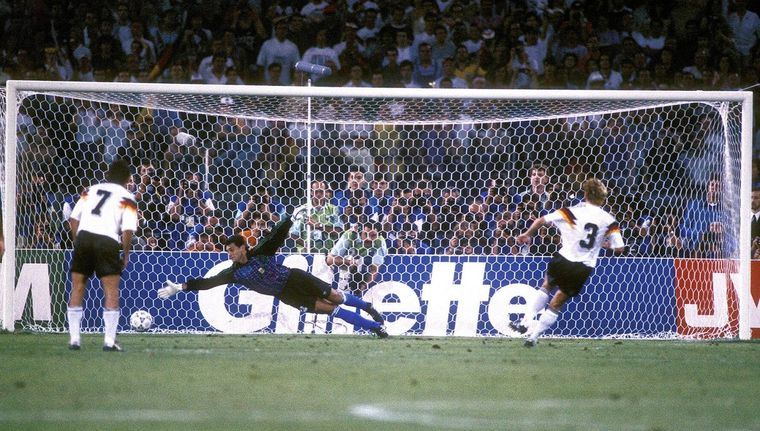 Andreas Brehme marca el penal que sentenció la final del Mundial de 1990. Foto: Instagram @andibrehme