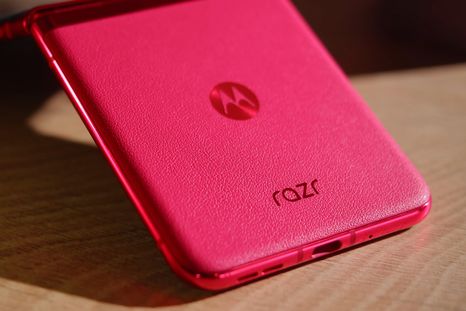 El Motorola Razr 70 llegará con una paleta de colores renovada y texturas que imitan materiales como el carbono y la tela. El Motorola Razr 70 llegará con una paleta de colores renovada y texturas que imitan materiales como el carbono y la tela.