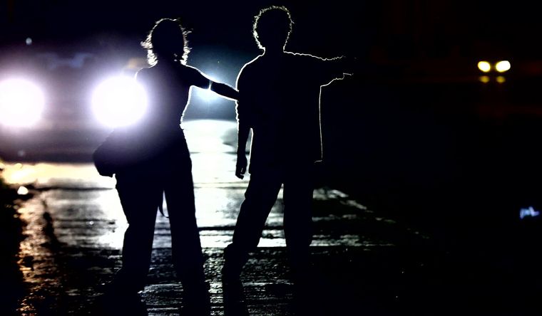 Imagen de personas caminando por una calle oscura durante un apagón en la Habana, Cuba. Foto Efe&nbsp;