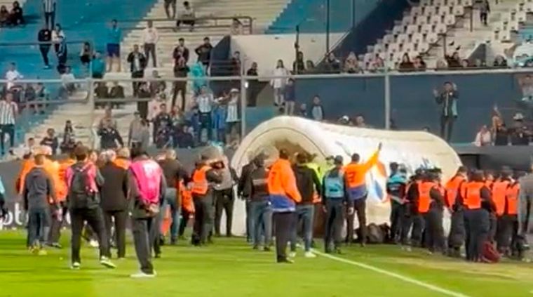 Algunos hinchas de Racing atacaron a Armani al final del partido.