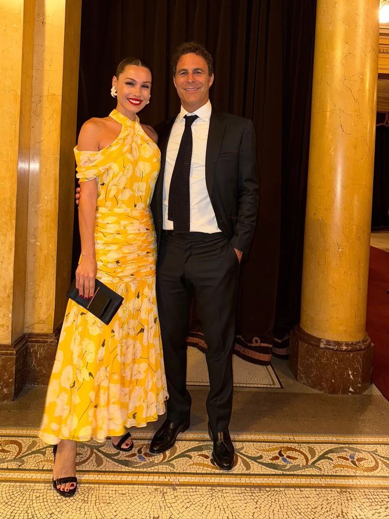 Pampita brilló en el Teatro Colón con un Carolina Herrera floral. Pampita brilló en el Teatro Colón con un Carolina Herrera floral.