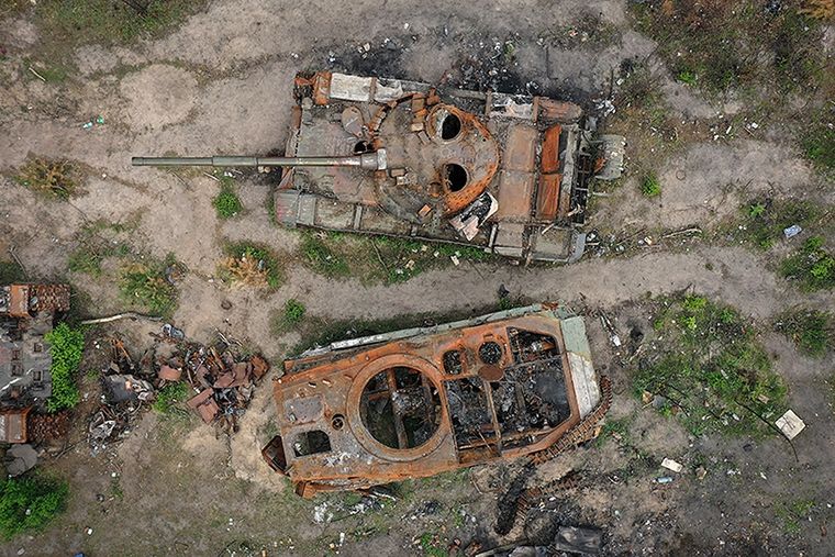 Un tanque ruso y un blindado destruidos en las inmediaciones de Irpin Foto: cnn.com