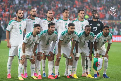 El once inicial de Argelia frente a Países Bajos. El martes próximo será el primer rival de la Selección dirigida por Lionel Scaloni. El once inicial de Argelia frente a Países Bajos. El martes próximo será el primer rival de la Selección dirigida por Lionel Scaloni.