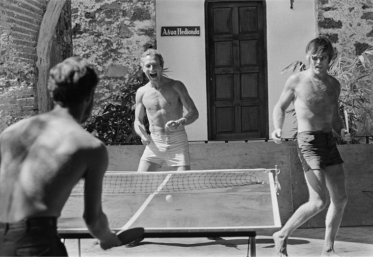 Robert Redford y Paul Newman eran prácticamente desconocidos cuando empezaron a trabajar. Nacería una amistad hasta el final. Pareja de ping-pong, más que atractiva. Robert Redford y Paul Newman eran prácticamente desconocidos cuando empezaron a trabajar. Nacería una amistad hasta el final. Pareja de ping-pong, más que atractiva.
