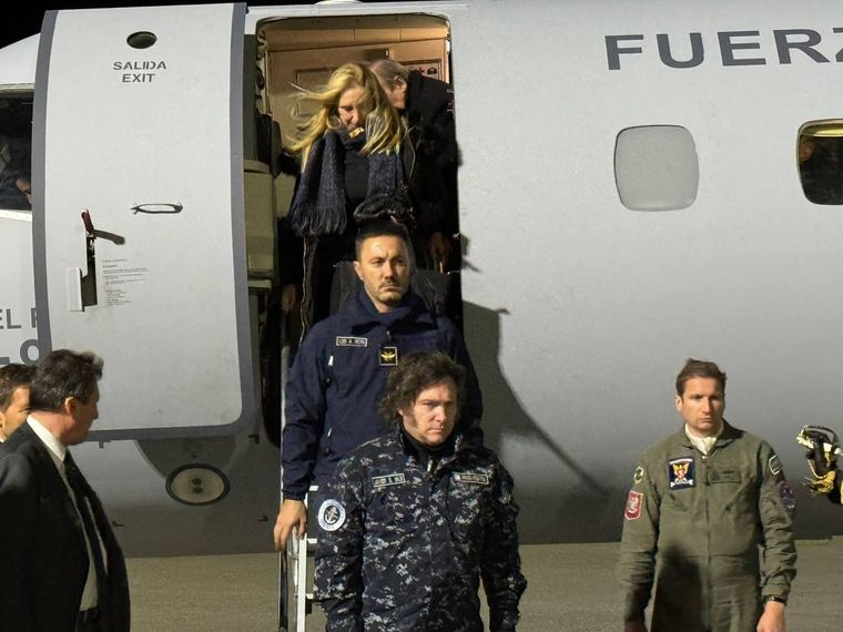 Javier Milei, Luis Petri y Karina Milei en su desembarco en Tierra del Fuego para compartir una actividad con la general de Estados Unidos Laura Richardson. Foto: Presidencia