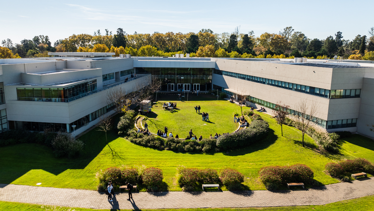 El campus de Pilar lo conforman 90 hectáreas que comprenden las diferentes Facultades, el IAE Business School y el Hospital Universitario Austral, entre otros.