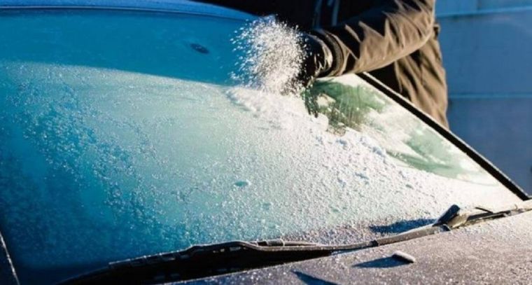 Limpiar el hielo del limpiaparabrisas puede ser todo un desafío.