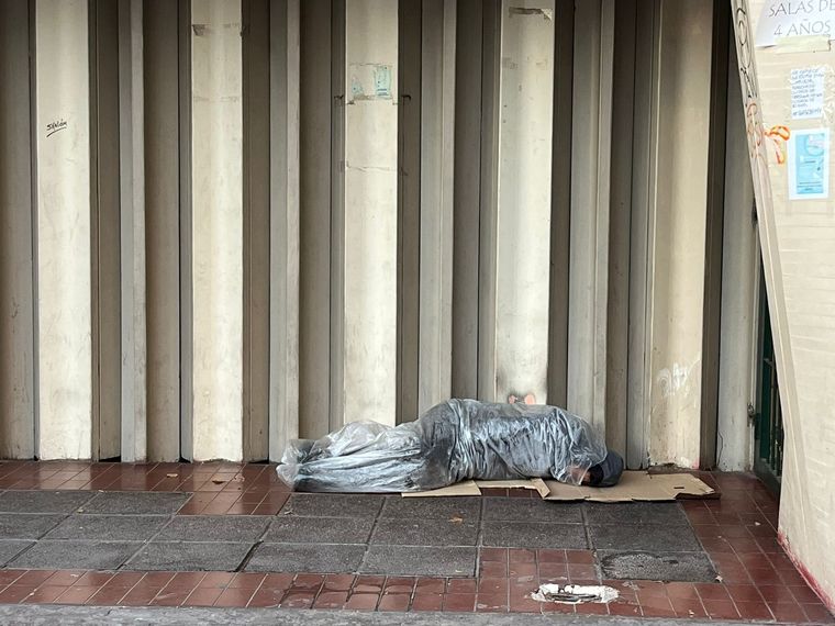 Un joven duerme en la puerta de la escuela Patricias Mendocinas. Una dura imagen de la realidad argentina que queda de relieve el día de la elección. Foto: Felicitas Oyhenart